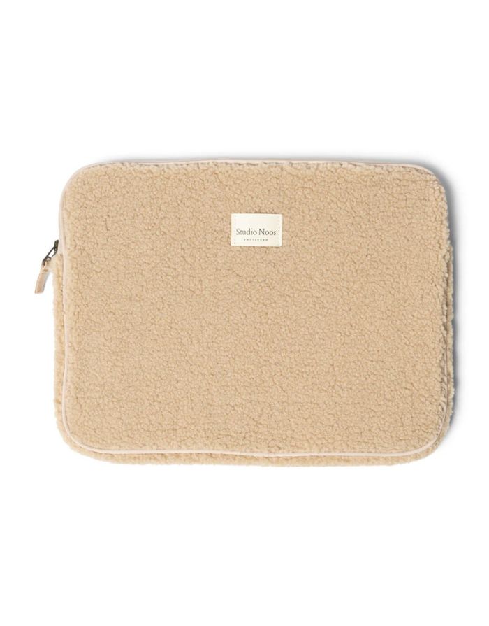 Studio Noos Laptophülle Teddy Ecru 15 Zoll – stylische Laptop-Tasche für MacBook 15 Zoll, weiche Schutzhülle aus Teddy-Stoff, kompakt und stoßfest, Maße 38x29x2 cm.