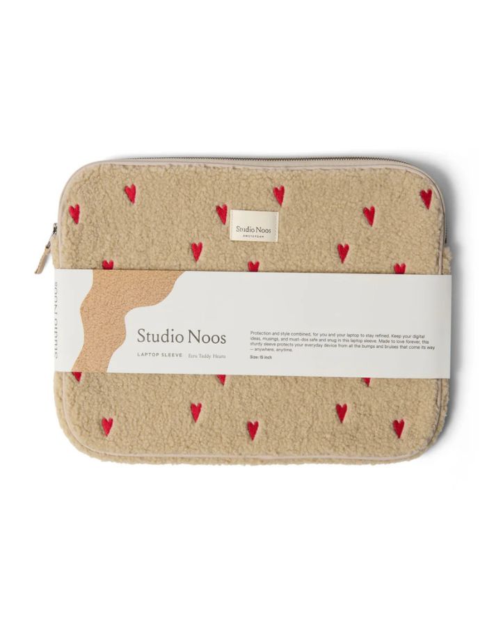 Studio Noos Laptophülle Teddy Ecru Hearts 15 Zoll – stylische Laptop-Tasche für MacBook 15 Zoll, weiche Schutzhülle aus Teddy-Stoff, kompakt und stoßfest, Maße 38x29x2 cm.