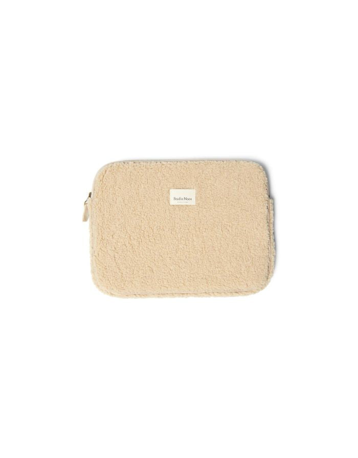 Laptoptasche von Studio Noss aus Teddystoff in der Farbe Beige