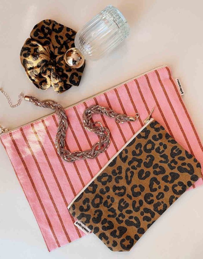 Lili Pouch Kosmetiktasche in Rosa Braun gestreift mit Schmcuk und Parfum 