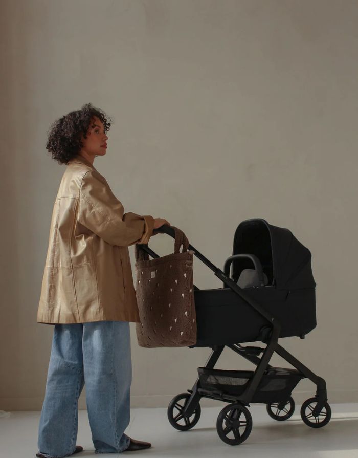 Wickeltasche Teddy Brown Hearts von Studio Noos – Rückseite mit D-Ringen zur Befestigung am Kinderwagen