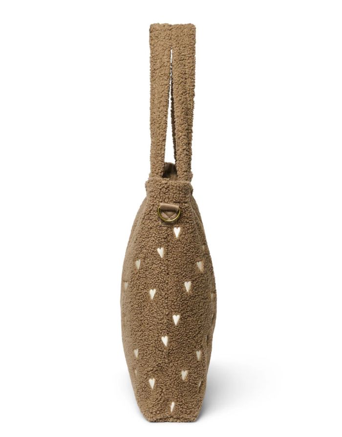 Detailaufnahme Teddy Brown Hearts Wickeltasche von Studio Noos mit Herzstickerei im Teddy-Material