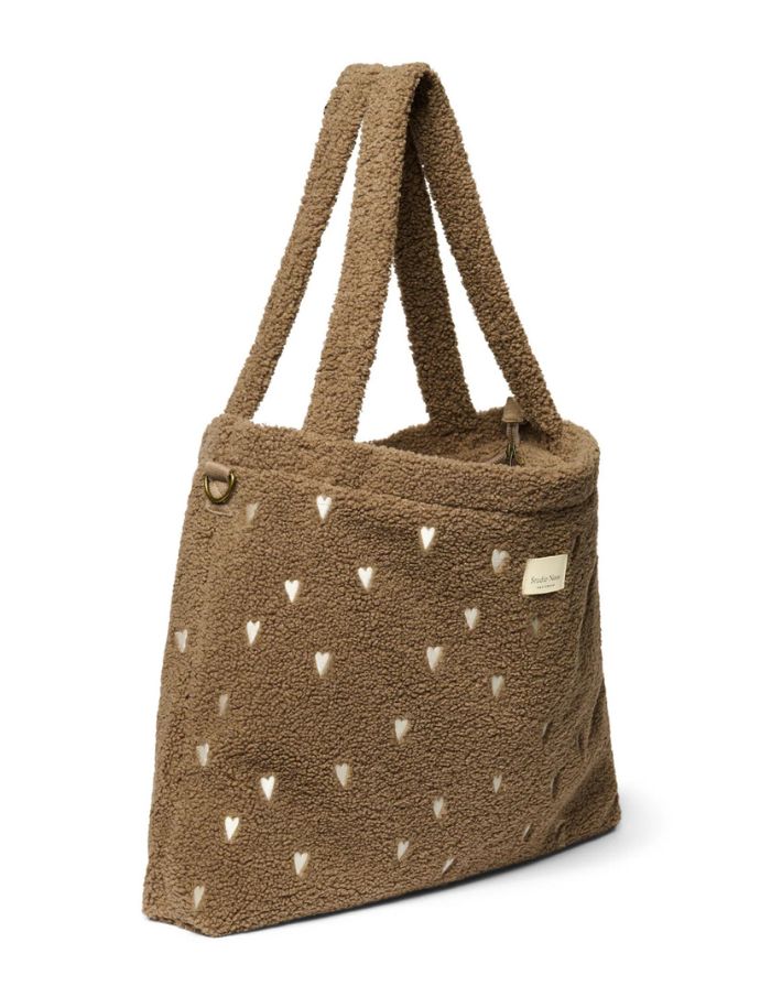 Detailaufnahme Teddy Brown Hearts Wickeltasche von Studio Noos mit Herzstickerei im Teddy-Material