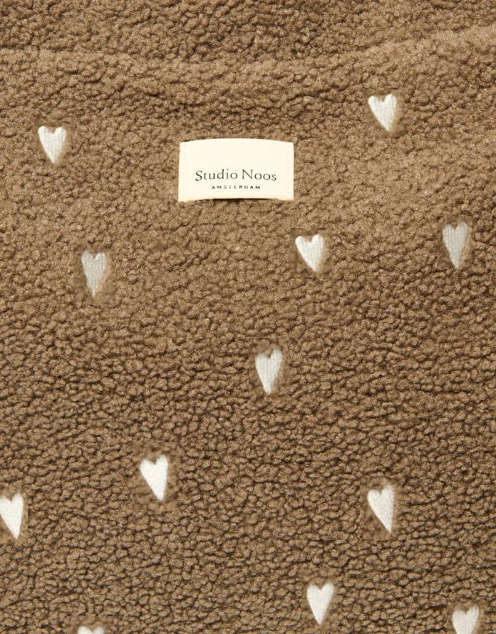 Detailaufnahme Teddy Brown Hearts Wickeltasche von Studio Noos mit Herzstickerei im Teddy-Material