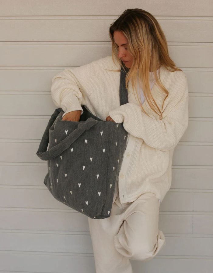 Studio Noos Mom Bag Denim Grey Hearts – große Alltagstasche aus 100 % Baumwolle, geräumige Schultertasche und Wickeltasche mit Herzen-Design, Maße 58x42 cm.
