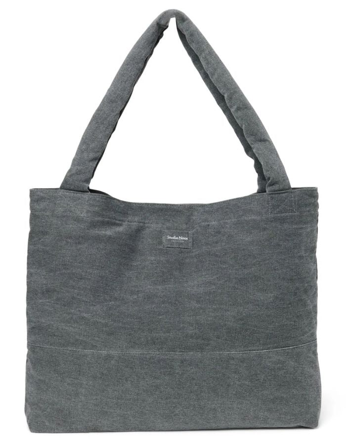 Studio Noos Mom Bag Denim Grey – große Alltagstasche aus 100 % Baumwolle, geräumige Schultertasche und Wickeltasche mit Herzen-Design, Maße 58x42 cm.