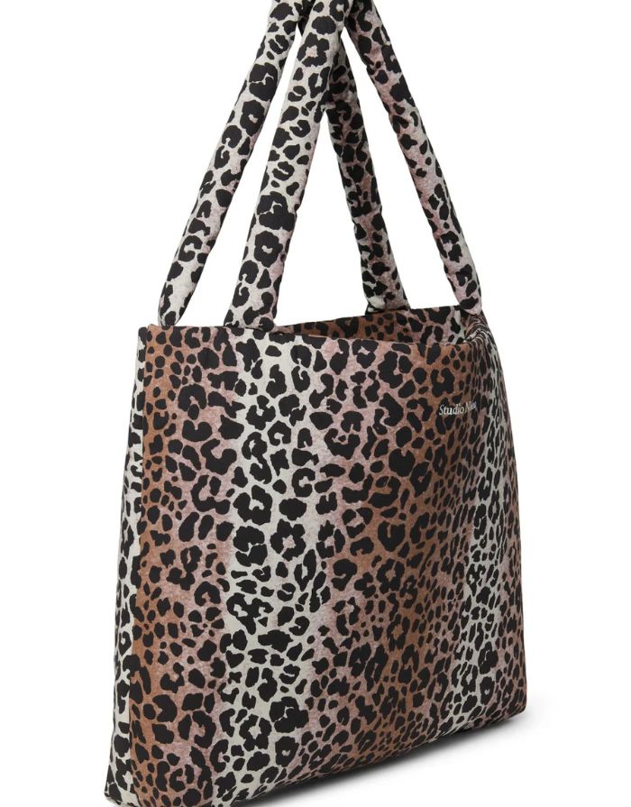 Studio Noos Mom Bag Soft Cotton Leopard – große Alltagstasche aus 100 % Baumwolle, geräumige Schultertasche und Wickeltasche im Leopardenmuster, Maße 58x42 cm.