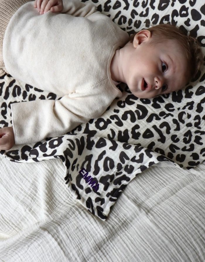 Studio Noos Musselin Swaddle Holy Cow, 120x120 cm aus 100 % Bio-Baumwolle – vielseitig als Tuch oder Accessoire.