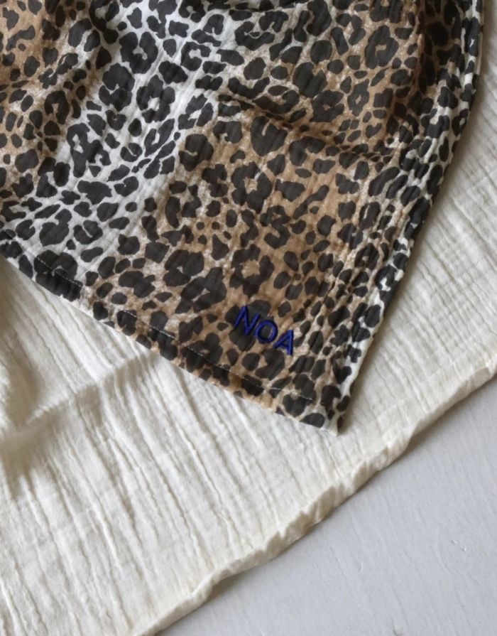 Studio Noos Musselin Swaddle Leopard-Muster, 120x120 cm aus 100 % Bio-Baumwolle – vielseitig als Tuch oder Accessoire.