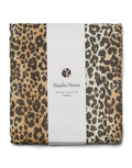 Studio Noos Musselin Swaddle Leopard-Muster, 120x120 cm aus 100 % Bio-Baumwolle – vielseitig als Tuch oder Accessoire.