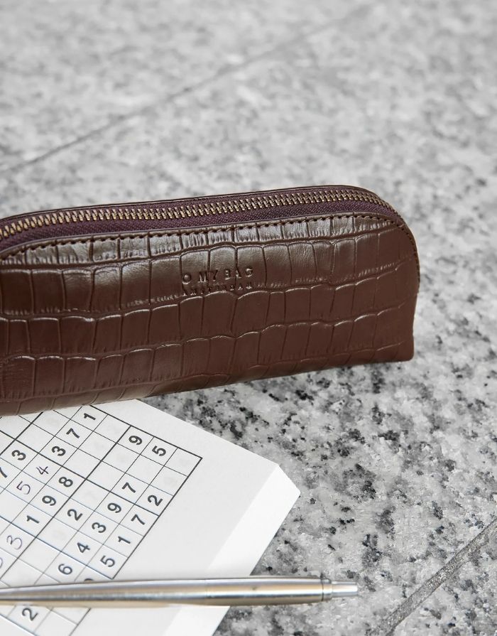O MY BAG Pencil Case Croco Large Chocolate – großes Etui aus Croco-Leder mit Reißverschluss.