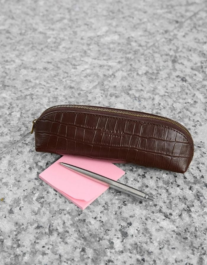 O MY BAG Pencil Case Croco Small Chocolate – kompaktes Etui aus Croco-Leder mit Reißverschluss.