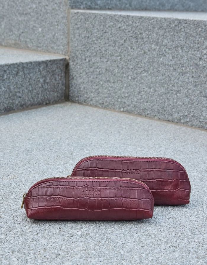 O MY BAG Pencil Case Croco Small Dark Cherry – kompaktes Etui aus Croco-Leder mit Reißverschluss.