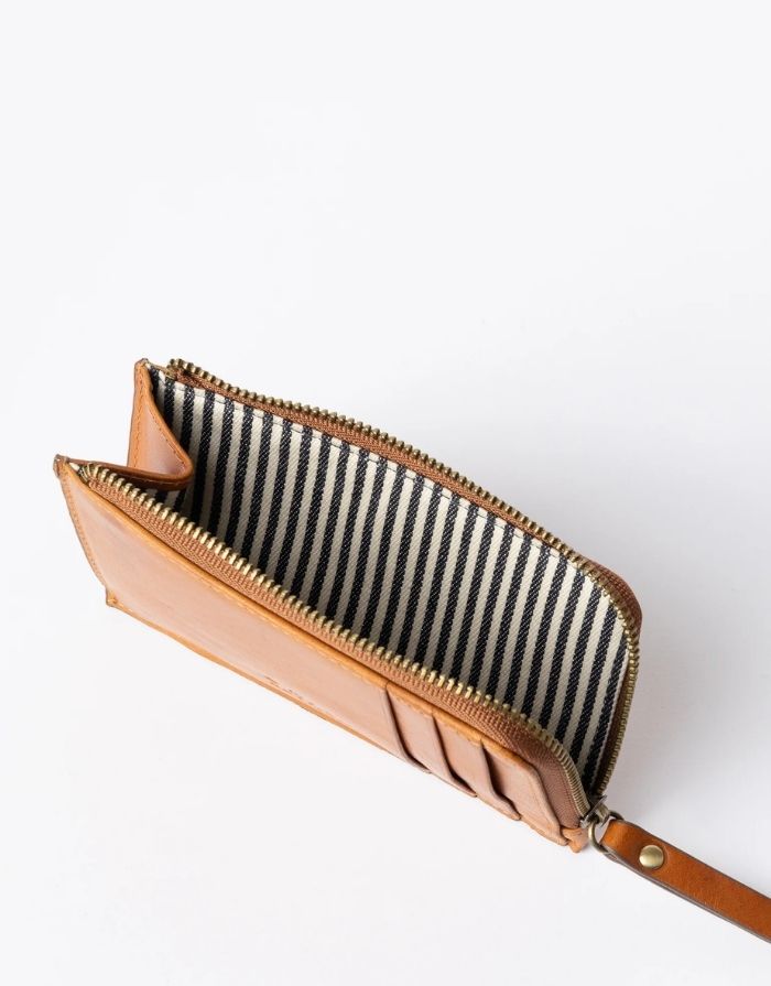 O MY BAG Coin Purse Lola Cognac – kompaktes Portemonnaie aus Classic Leather mit Kartenfächern und Reißverschluss.