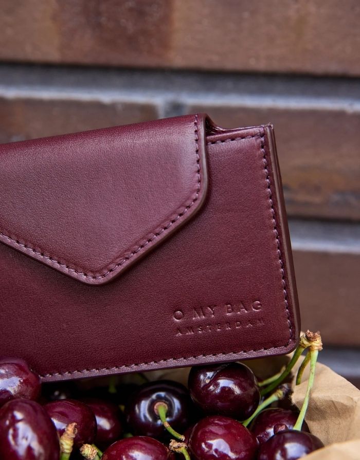  O MY BAG Harmonica Wallet Classic Leather Cherry Red – kompaktes Portemonnaie mit Akkordeon-Fächern und Münzfach.