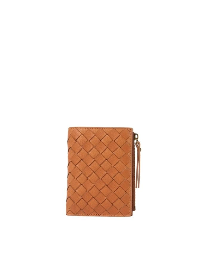 Kompakte Leder-Geldbörse Jamie Wallet von O My Bag in der Farbe Wild Oak mit Druckknopfverschluss, Kartenfächern und Münzfach mit Reißverschluss.
