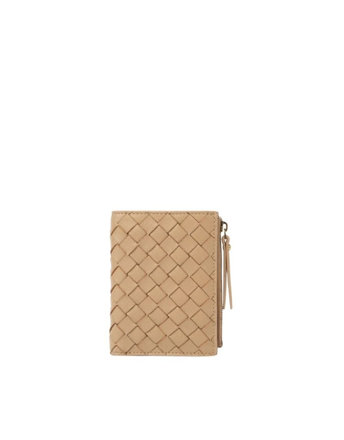 Kompakte Leder-Geldbörse Jamie Wallet von O My Bag in der Farbe Dark Sand mit Druckknopfverschluss, Kartenfächern und Münzfach mit Reißverschluss.