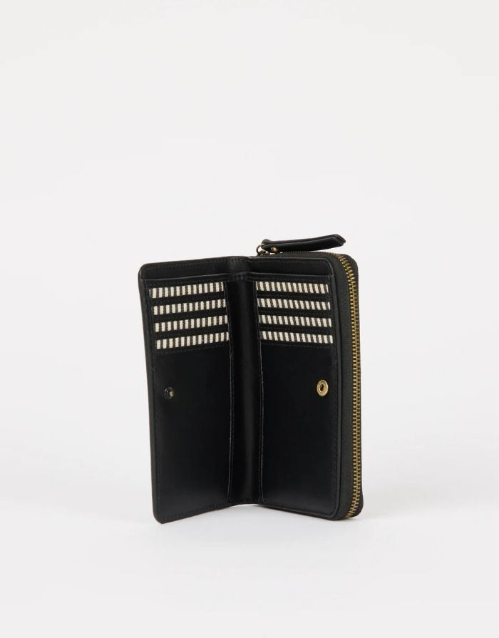 O MY BAG Jett Wallet Classic Leather Black – elegantes Portemonnaie mit Kartenfächern, Münzfach und Druckknopf.