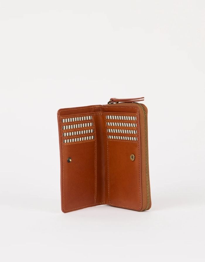O MY BAG Jett Wallet Classic Leather Cognac – elegantes Portemonnaie mit Kartenfächern, Münzfach und Druckknopf.