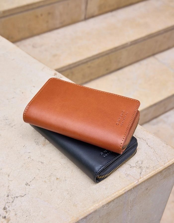 O MY BAG Jett Wallet Classic Leather Cognac – elegantes Portemonnaie mit Kartenfächern, Münzfach und Druckknopf.