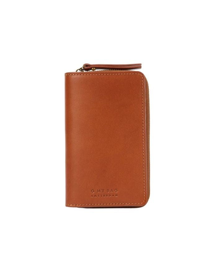 O MY BAG Jett Wallet Classic Leather Cognac – elegantes Portemonnaie mit Kartenfächern, Münzfach und Druckknopf.