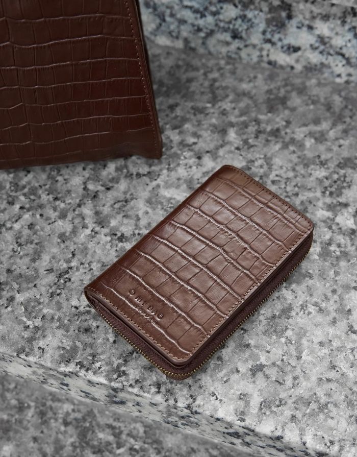  O MY BAG Jett Wallet Croco Chocolate – kompaktes Portemonnaie mit Croco-Prägung, Münzfach und Kartenfächern.