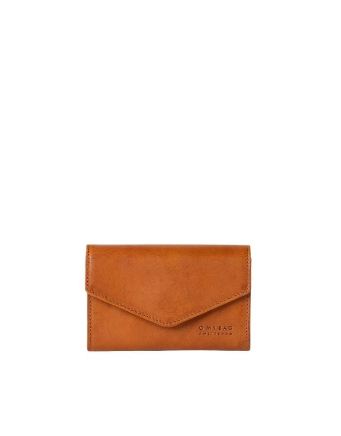 Leder-Geldbörse Jobs Magnetic von O My Bag in der Farbe Cognac mit Magnetverschluss, Kartenfächern und Münzfach mit Reißverschluss.