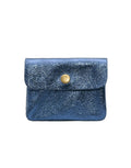 Kompaktes Portemonnaie aus blauem metallic Rindsleder von Cherry Paris mit Druckknopfverschluss, zwei Fächern (eins mit Reißverschluss), handlich im Format 11 x 9 x 2 cm – ideal für Karten, Scheine und Münzen.