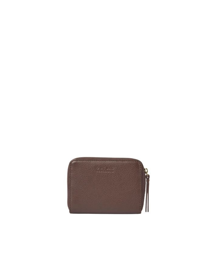 Kompakte Leder-Geldbörse Robbie Wallet von O My Bag in der Farbe Chocolate mit Reißverschluss, Kartenfächern und antikfarbenen Messingdetails.
