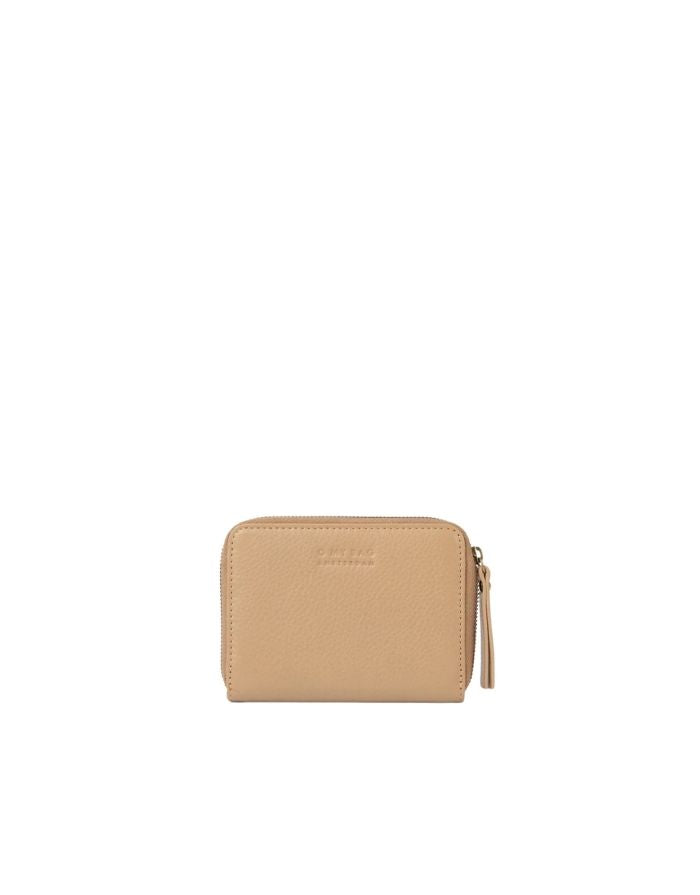 Kompakte Leder-Geldbörse Robbie Wallet von O My Bag in der Farbe Sand mit Reißverschluss, Kartenfächern und antikfarbenen Messingdetails.

