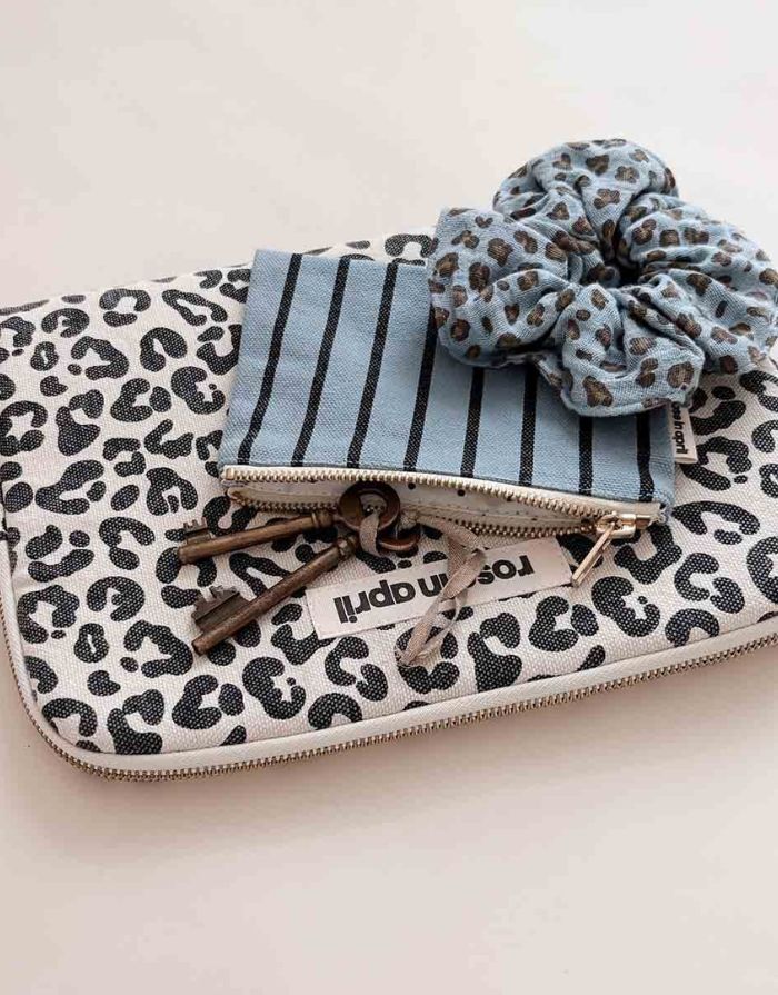 Kleine Tasche für Kosmetik oder Geld von Rose in April in Blau mit schwarzen Streifen auf eine Leo Laptoptasche