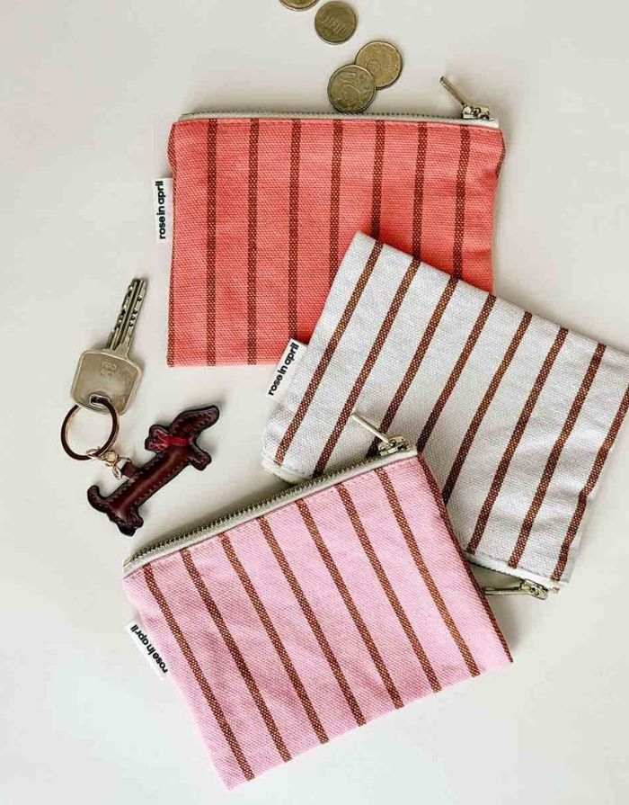  Kleine Tasche für Kosmetik oder Geld von Rose in April in Beige mit braunen Streifen mit zwei weiteren daneben