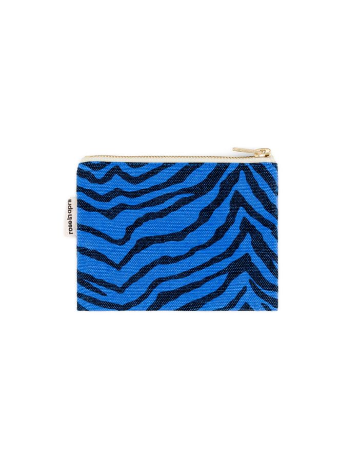 Kleine Tasche für Kosmetik oder Geld von Rose in April in Blau mit schwarzem Zebra Muster als Freisteller