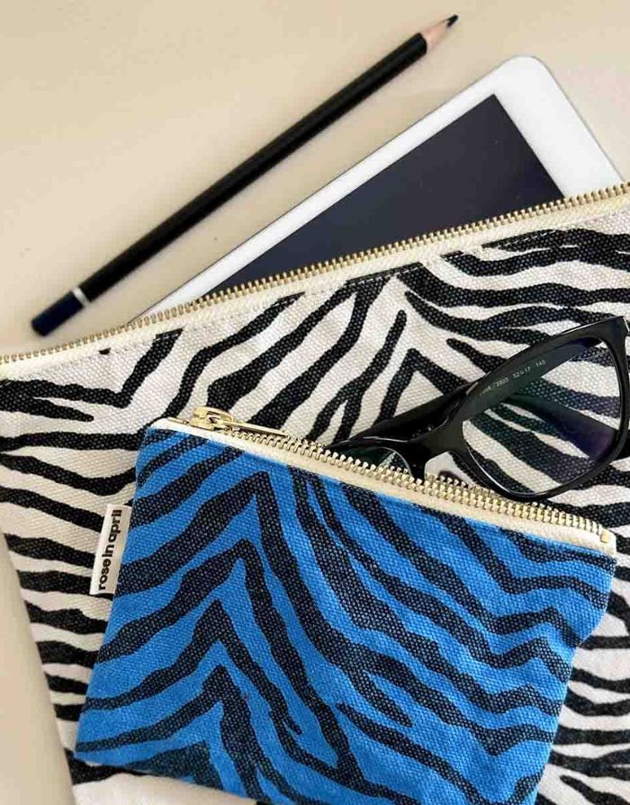 Kleine Tasche für Kosmetik oder Geld von Rose in April in Blau mit schwarzem Zebra Muster auf einer anderen Zebra Tasche