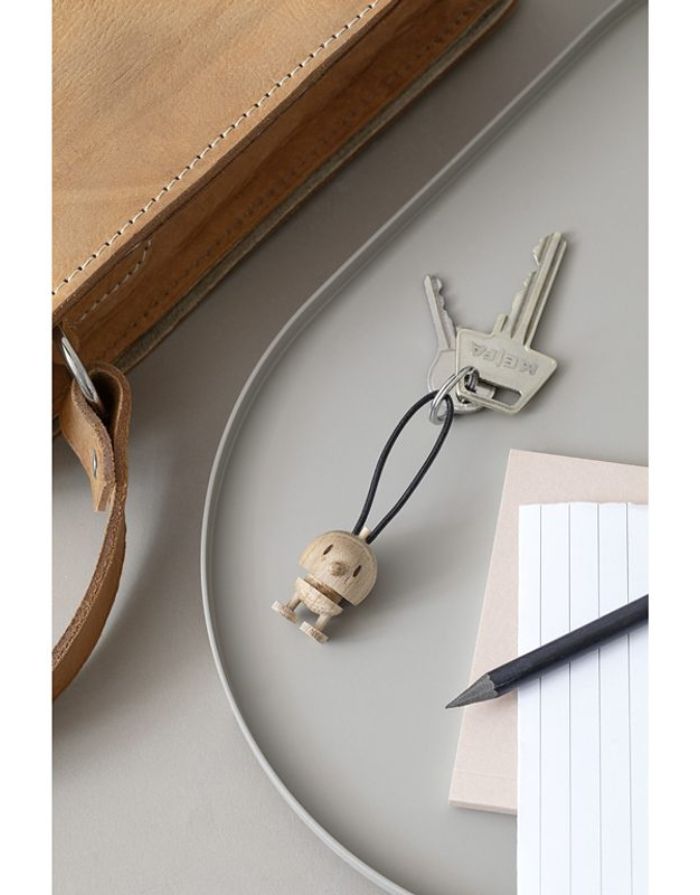 Hoptimist® Schlüsselanhänger Bumble Eiche braun – FSC®-zertifizierter Holz-Anhänger mit fröhlichem Hoptimist-Design.

