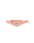 Schlüsselanhänger Côme von Hindbag in Korallenrosa in Form einer Mini-Bauchtasche mit Reißverschluss.