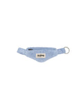 Schlüsselanhänger Côme von Hindbag in Wolkenblau in Form einer Mini-Bauchtasche mit Reißverschluss.