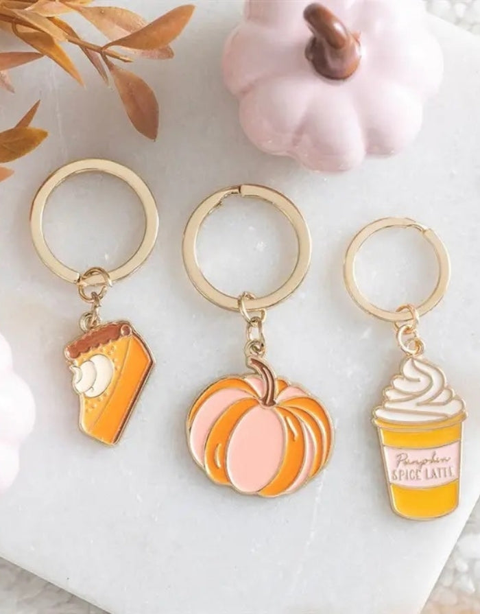 Schlüsselanhänger in von Form eines Pumpkin Spice Lattes von Something Different mit weiteren Schlüsselanhängern