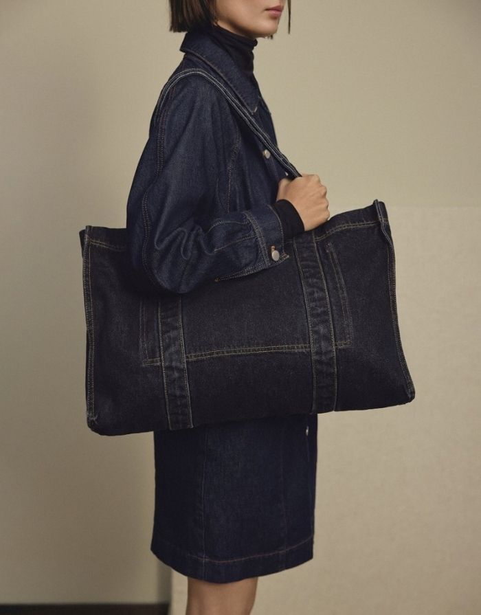 Großer Denim-Shopper Dylan von MSCH Copenhagen in Dark Blue Wash Denim mit breiten Tragegriffen und strukturierter Form.