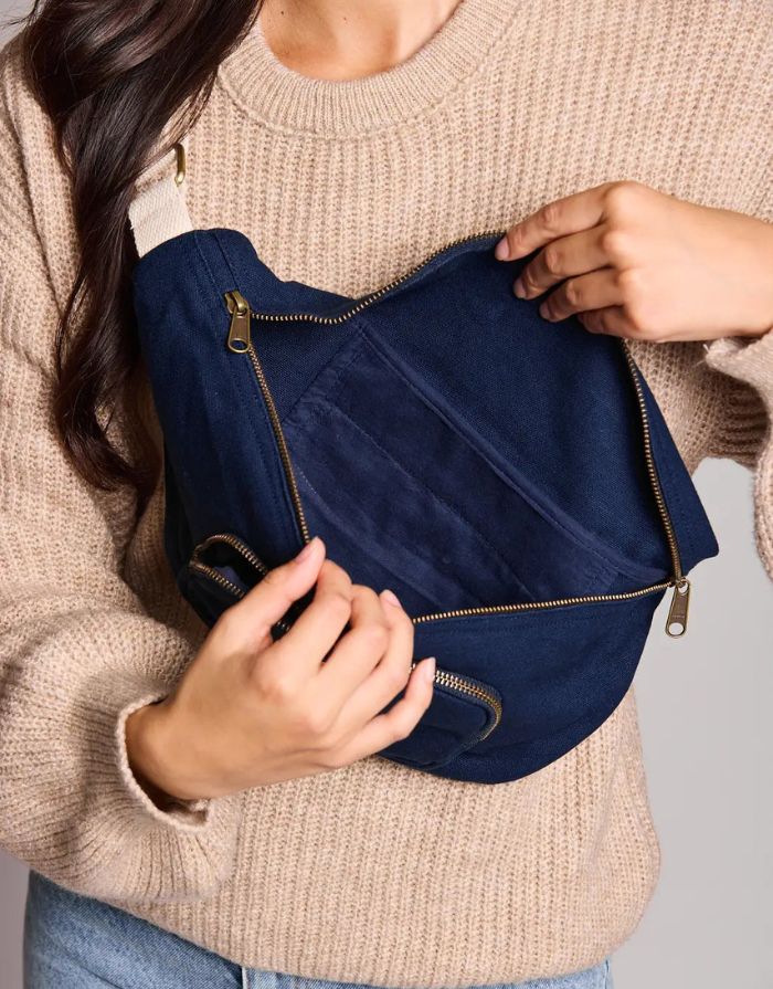 Fanny Pack Sofia XL von Hindbag in Navy – große Gürteltasche aus GOTS-zertifizierter Bio-Baumwolle mit zwei Außentaschen und verstellbarem Gürtelriemen.