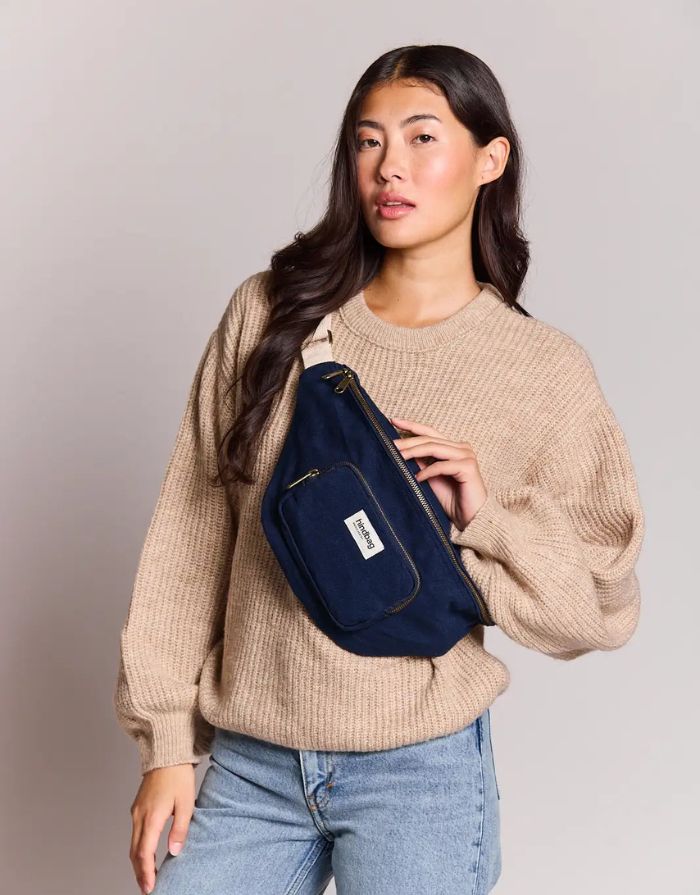 Fanny Pack Sofia XL von Hindbag in Navy – große Gürteltasche aus GOTS-zertifizierter Bio-Baumwolle mit zwei Außentaschen und verstellbarem Gürtelriemen.
