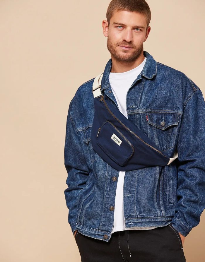 Fanny Pack Sofia XL von Hindbag in Navy – große Gürteltasche aus GOTS-zertifizierter Bio-Baumwolle mit zwei Außentaschen und verstellbarem Gürtelriemen.