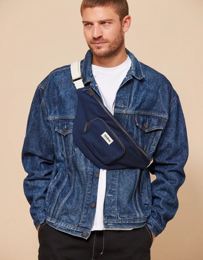 Fanny Pack Sofia XL von Hindbag in Navy – große Gürteltasche aus GOTS-zertifizierter Bio-Baumwolle mit zwei Außentaschen und verstellbarem Gürtelriemen.