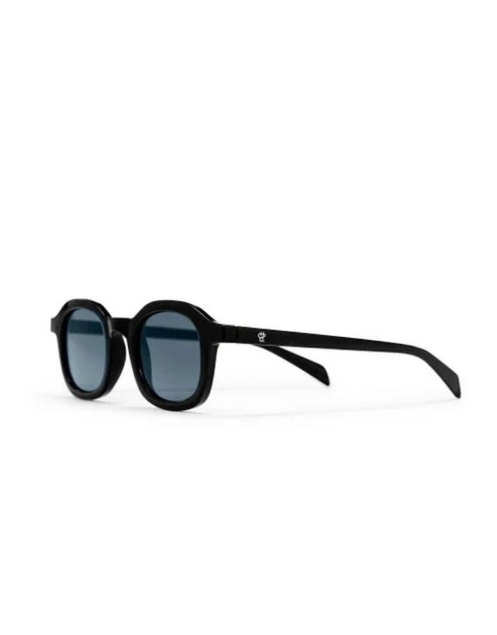 Schwarze CHPO Sonnenbrille mit glänzendem Gestell, schwarzen Gläsern, UV400-Schutz und Gestell aus recyceltem Kunststoff von der Seite.