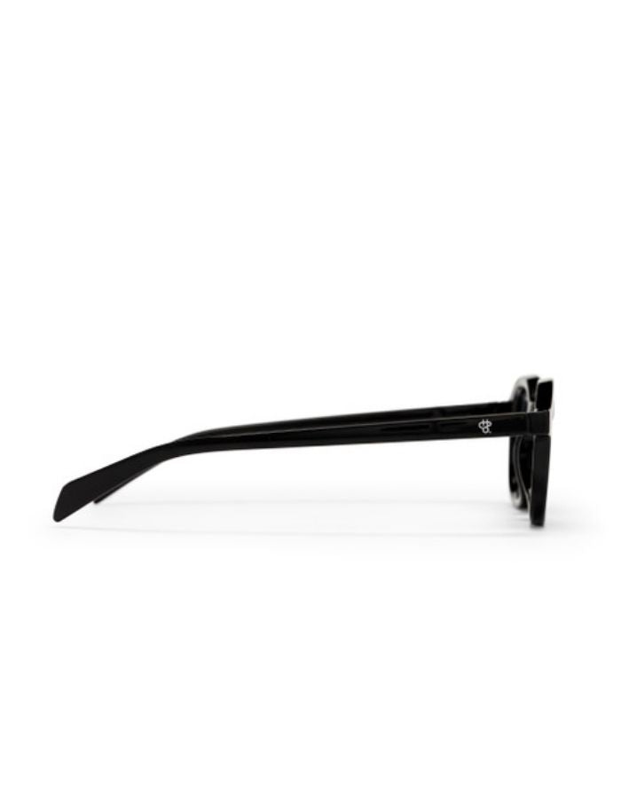 Schwarze CHPO Sonnenbrille mit glänzendem Gestell, schwarzen Gläsern, UV400-Schutz und Gestell aus recyceltem Kunststoff von der Seite.