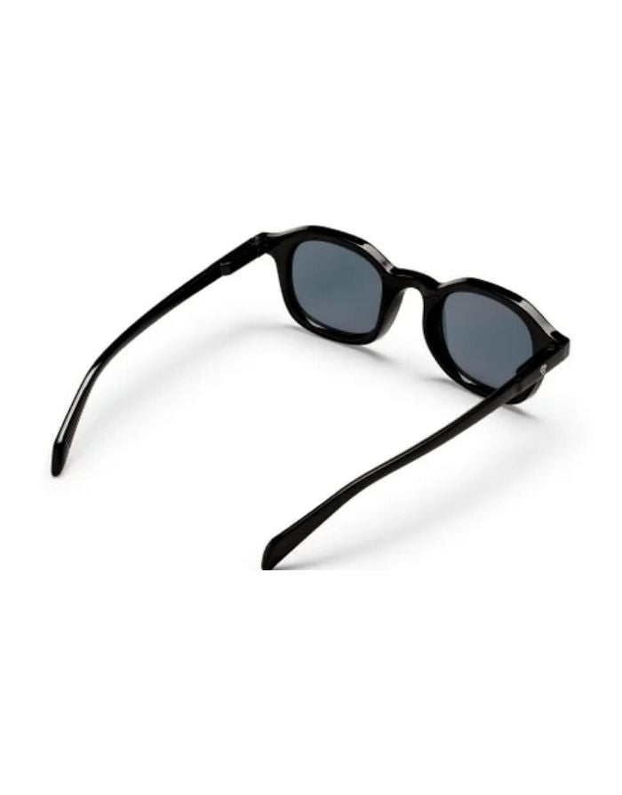 Schwarze CHPO Sonnenbrille mit glänzendem Gestell, schwarzen Gläsern, UV400-Schutz und Gestell aus recyceltem Kunststoff von hinten.