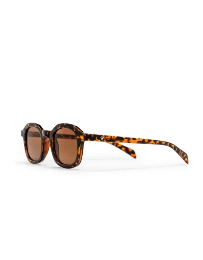 CHPO Anki Sonnenbrille mit Turtle-Brown-Fassung, braunen Gläsern und kompakter Unisex-Passform aus recyceltem Kunststoff von schräg vorne.