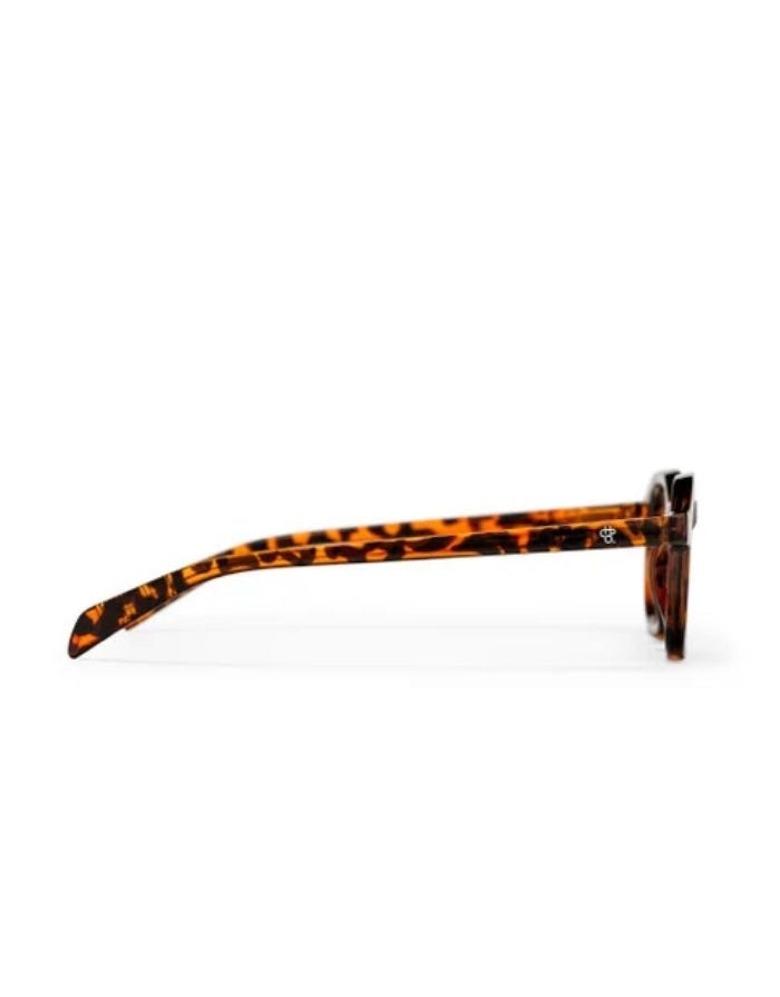 CHPO Anki Sonnenbrille mit Turtle-Brown-Fassung, braunen Gläsern und kompakter Unisex-Passform aus recyceltem Kunststoff von der Seite.