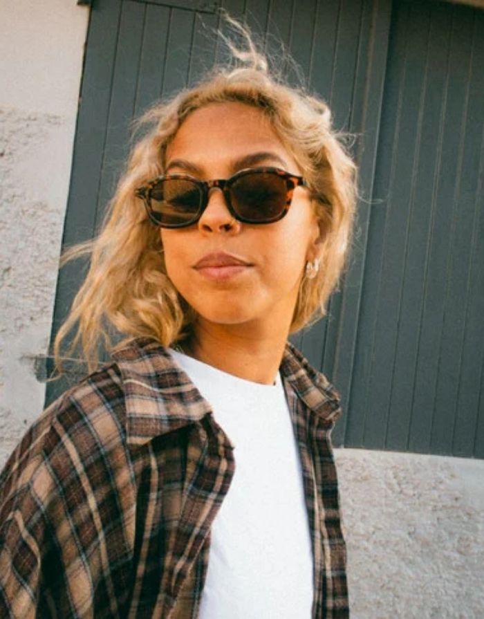 CHPO Anki Sonnenbrille mit Turtle-Brown-Fassung, braunen Gläsern und kompakter Unisex-Passform aus recyceltem Kunststoff am Model.