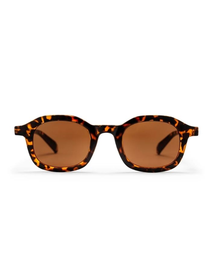 CHPO Anki Sonnenbrille mit Turtle-Brown-Fassung, braunen Gläsern und kompakter Unisex-Passform aus recyceltem Kunststoff von vorne.